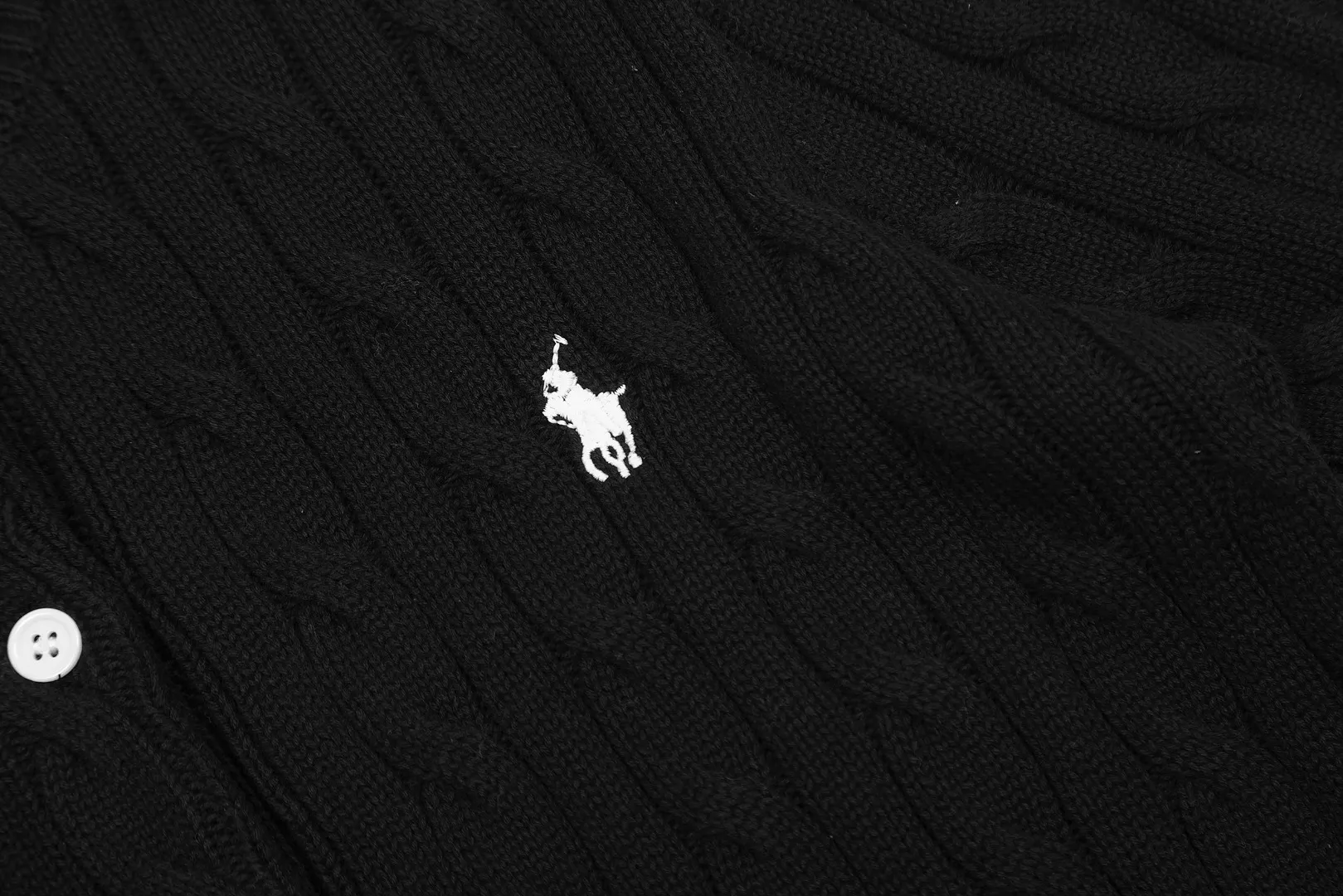 🅿️176 "Top quality" Style number: DS021# (not off the shelves all year round) [Ralph Lauren round neck cardigan solid color pony embroidered logo knitted short sleeves] ✅Ralph Lauren classic basic versatile all-season cardigan knitted short sleeves ✅Main supplier platform live broadcast Wholesale entities Replenish when out of stock Not off the shelves ✅ZP quality 1:1 version Scan the code to enter the GF website Counter quality ✅Details and quality are the only one in Guangzhou. Imported quality cotton yarn, focusing on high-end, cost-effective. Needless to say good quality. ✅The version is restored to the original order. The maximum size can be worn up to 160 pounds. Loose, comfortable and stress-free.